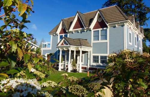Richmond Beach House | Spacious, sunny home with a large yard
