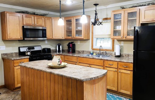 Tylersburg Cabin | Spacious Sunset Maple Cabin