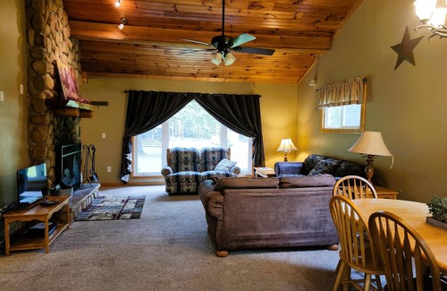 Tylersburg Cabin | Spacious Sunset Maple Cabin
