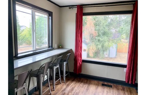 South End House | Spacious Tacoma Gem-for 6, self check-in, parking