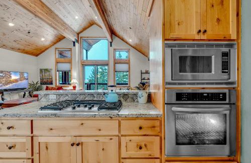 Tahoma House | Spacious Tahoma Retreat with Hot Tub and Game Room