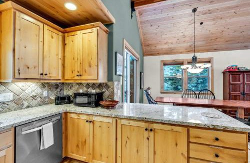 Tahoma House | Spacious Tahoma Retreat with Hot Tub and Game Room