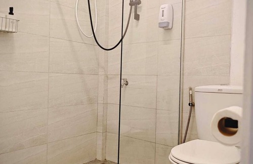 Chidlom Hotel | Spacious 5-bedroom hotel with WiFi, AC in delightful Krung Thep Maha Nakhon
