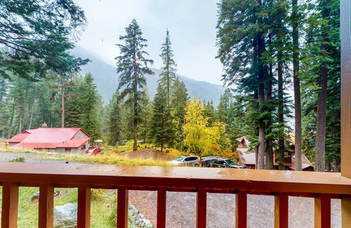 Joseph House | Spacious, Three-Level House Close to the Lake with All-Wood Interior, Free WiFi