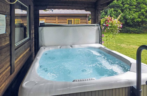 Cullompton Ski Chalet | Spacious timber lodge with one double and one single in one room.