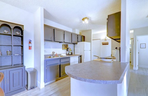 Beltline Condo | Spacious Top Floor at Stampede w/Free Parking, AC