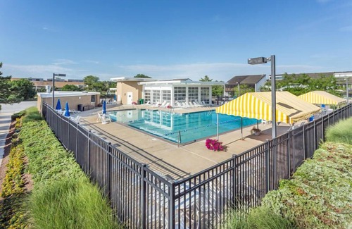 North Shores House | Spacious Townhouse Steps to Private Beach, Pool & Tennis Courts