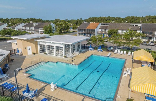 North Shores House | Spacious Townhouse Steps to Private Beach, Pool & Tennis Courts