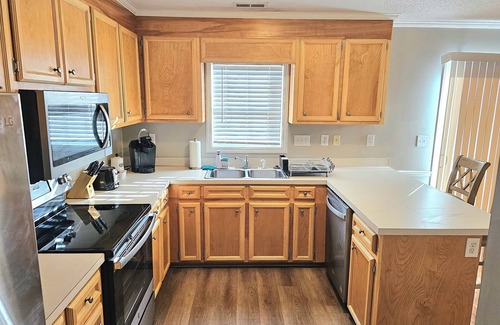 Greenville House | Spacious Townhome close to ECU and Hospital. Full of all the amenities you need.
