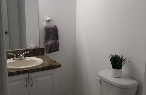 Whitfield House | Spacious Townhome Minutes from UTC Mall, SRQ Airport, Siesta Key & Downtown