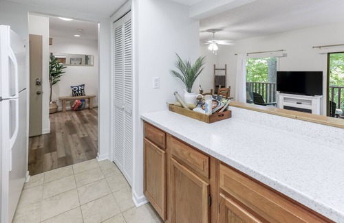 Lake Lure House | Spacious townhome within steps of Apple Valley Golf Course-Indoor pool!
