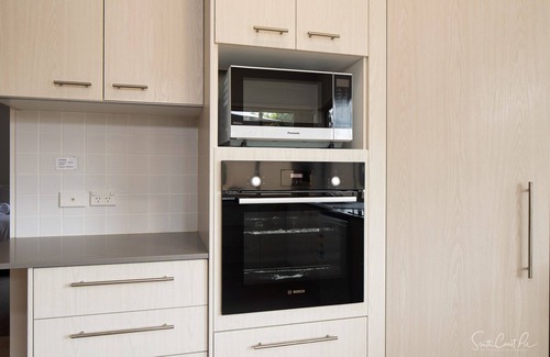 Surf Beach House | Spacious Townhouse just 5 mins stroll to popular Surf Beach and shops