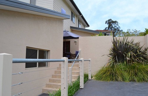 Surf Beach House | Spacious Townhouse just 5 mins stroll to popular Surf Beach and shops