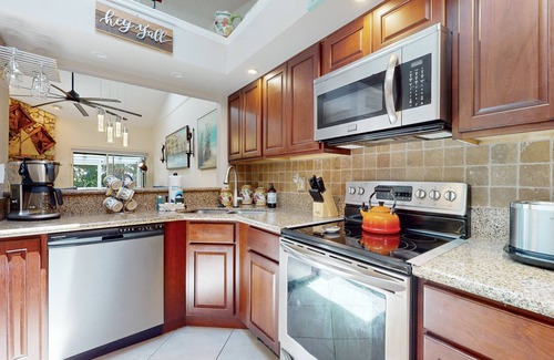 Countryside House | Spacious Townhouse with Private Back Patio and Tennis Courts