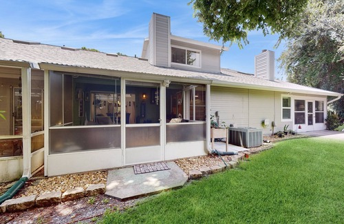 Countryside House | Spacious Townhouse with Private Back Patio and Tennis Courts