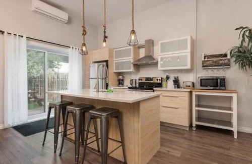 Cote-Saint-Paul House | Spacious Townhouse with Rooftop Deck