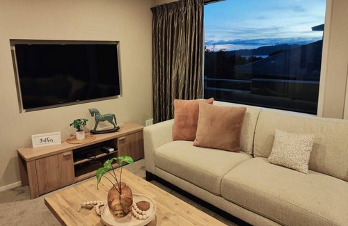 Richmond Heights House | Spacious & Tranquil - 5min town *No Service Fee*