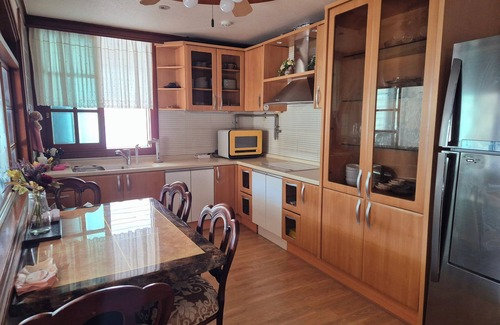 Yongin Villa | Spacious Tranquil Mountain Sunset View in Yongin-si, AC, Movie-projector, WiFi