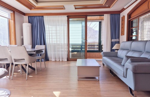 Yongin Villa | Spacious Tranquil Mountain Sunset View in Yongin-si, AC, Movie-projector, WiFi