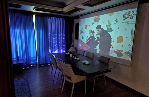 Yongin Villa | Spacious Tranquil Mountain Sunset View in Yongin-si, AC, Movie-projector, WiFi