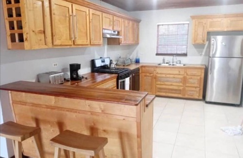 Gambier House | Spacious Tropical Getaway 🌴 - 3 mins away from the airport and beach