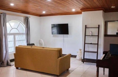 Gambier House | Spacious Tropical Getaway 🌴 - 3 mins away from the airport and beach
