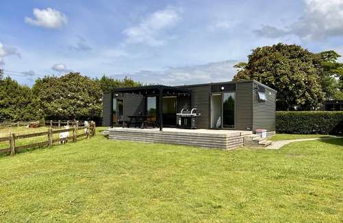 Bombay Cottage | Spacious Two Bedroom, Two Bathroom Cottage