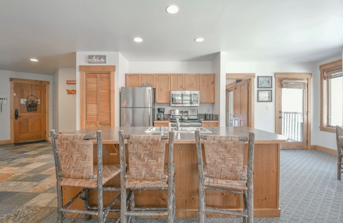 River Run Condo | Spacious Unit W/Views to the Snowy Trees!