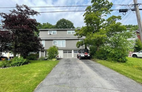 Eastside Apartment | Spacious University area 2 bedroom apartment 1 mile from SU. Parkside view!n