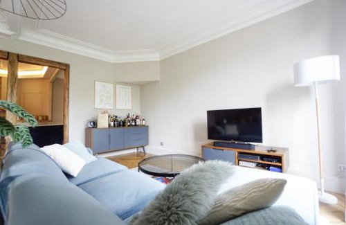 Quartier de la Folie-Mericourt Apartment | Spacious unoverlooked nest with open view