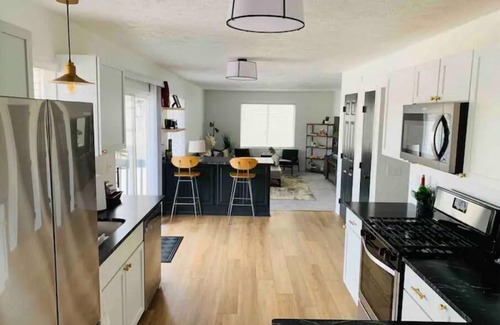 Bellevue House | Spacious updated CWS/Corporate rental 4 BR|2.5 BA