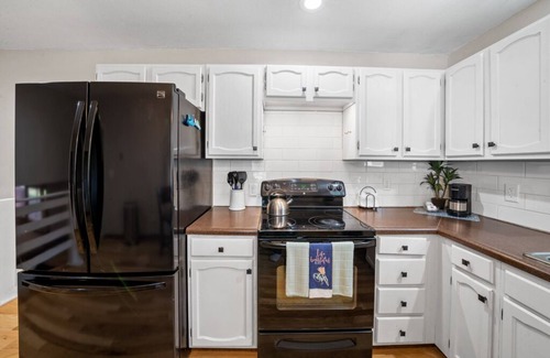 Des Moines House | Spacious updated home minutes from Airport and DT!