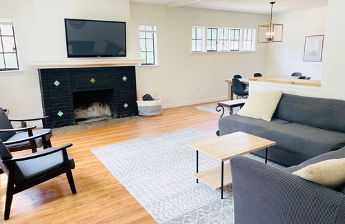 Detroit House | Spacious & Updated Home for Groups & Families