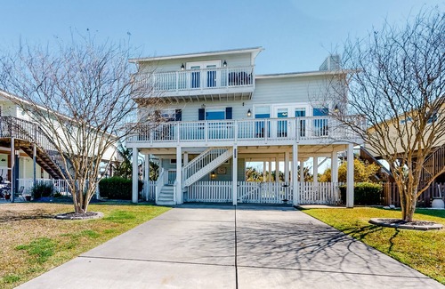 Isla Del Sol House | Spacious upgraded coastal getaway with firepit - near boat ramp, stroll to beach