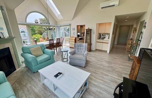 Brewster Condo | Spacious upper-level luxurious Endicott unit with golf access, just steps to Arbor pool and the Linx