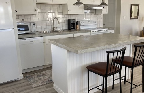 Warren Apartment | Spacious Upscale Apartment in the Heart of Mid-Coast Maine