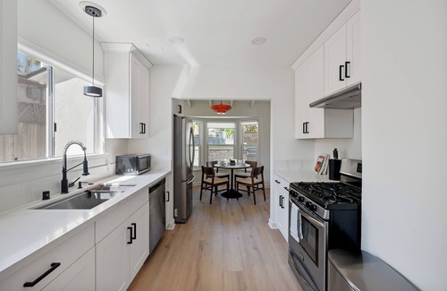 La Crescenta House | Spacious 3BR Family Home with Backyard & Views – La Crescenta Getaway