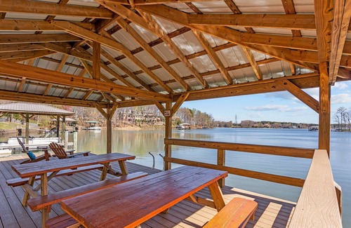 Terrell House | Spacious 5-bedroom 3.5 bath log cabin with amazing Lake views and hot tub!