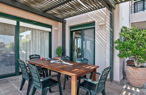 Viannos Apartment | Spacious vacation apartment right on the beach