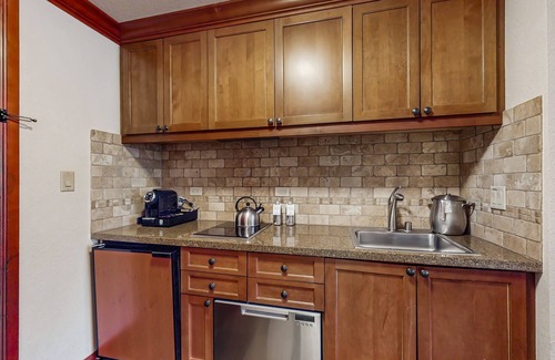 Olympic Valley Condo | Spacious valley-view ski-in/ski-out fireplace condo w/pool, hot tub & amenities