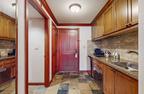Olympic Valley Condo | Spacious valley-view ski-in/ski-out fireplace condo w/pool, hot tub & amenities