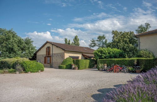 Monclar-de-Quercy Villa | Spacious villa with large pool in quiet location with views.