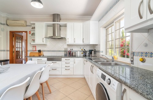 Quarteira Villa | spacious villa 5 CH, heated pool, near the sea, for 10 people