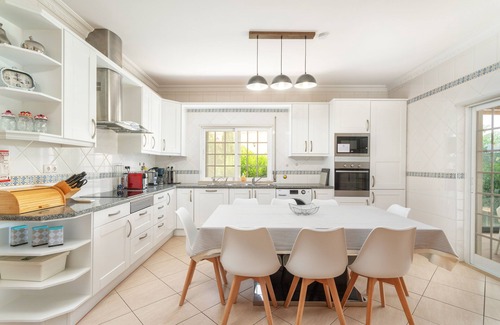 Quarteira Villa | spacious villa 5 CH, heated pool, near the sea, for 10 people