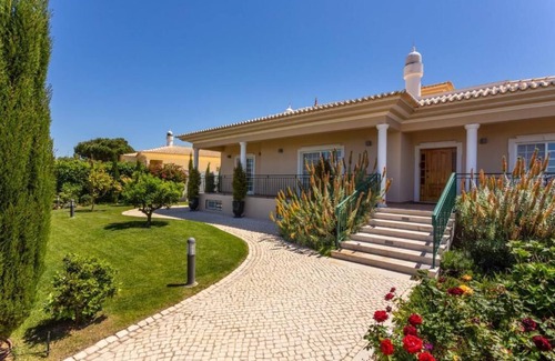 Quarteira Villa | spacious villa 5 CH, heated pool, near the sea, for 10 people