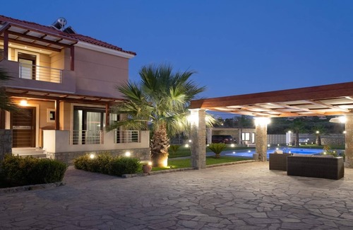 Malevizi Villa | Spacious villa in Malevizi with garden