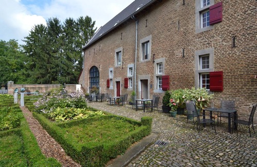 Mesch House | Spacious Villa near Town Center in Mesch