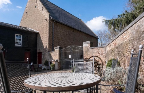 Mesch House | Spacious Villa near Town Center in Mesch