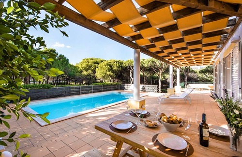 Altura Villa | Spacious villa with pool in Praia Verde walking distance to beach with free wifi
