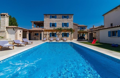 Bokordici Villa | Spacious Villa, with private pool in a peaceful village away from city crowds!